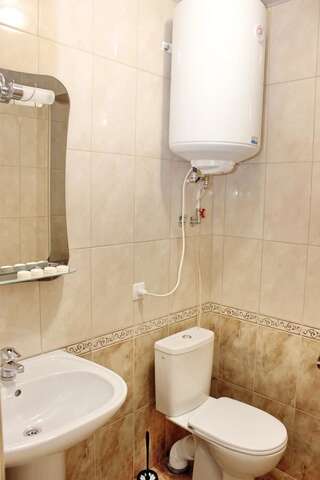 Мини-отель FreeDom Каменец-Подольский Четырехместный номер-1