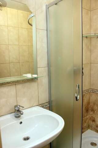 Мини-отель FreeDom Каменец-Подольский Стандартный двухместный номер с 1 кроватью-4